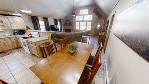 Dining - McCue's Mountain Retreat - In Town - WiFi - Satellite - Washer/Dryer - Near The (Red River)