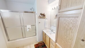 Towels - McCue's Mountain Retreat - In Town - WiFi - Satellite - Washer/Dryer - Near The (Red River)