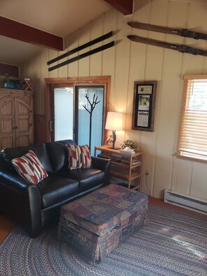 Flat-screen TV, fireplace, DVD player, books - Cabin 3Mi from Fraser/ 10mins to WP skiing, W/D, Garage, Hot Tub (Fraser)