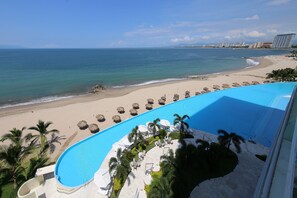 Aan het strand, ligstoelen aan het strand, strandlakens