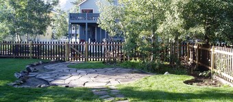 2BR 2BA In Town, Walkable, Pet-Friendly, Fireplace, Views!