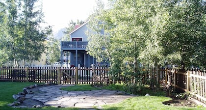 2BR 2BA In Town, Walkable, Pet-Friendly, Fireplace, Views!