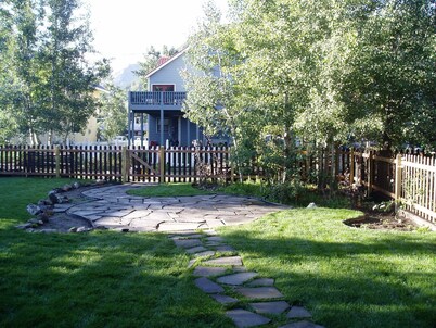 2BR 2BA In Town, Walkable, Pet-Friendly, Fireplace, Views!