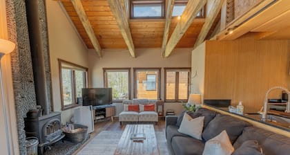 2BR 2BA In Town, Walkable, Pet-Friendly, Fireplace, Views!