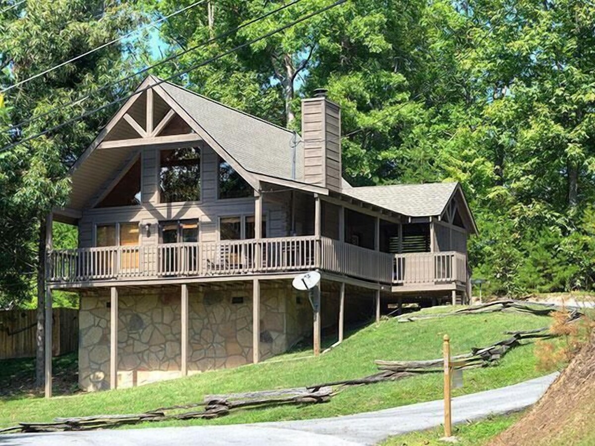 Serenity: Close to Gatlinburg - Brand New Hot Tub - Pet Friendly