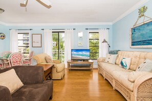Smart TV - DIRECT OCEAN VIEW, STEPS TO BEACH, BOUTIQUE BEACH CHIC TOWNHOME, No Cleaning Fee (Juno Beach)
