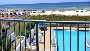 Zona de piscina con vista a la playa y al océano.