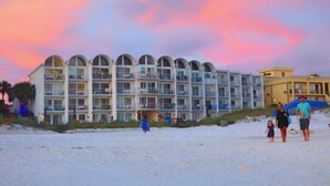 Un hotel con varios balcones y vista a la playa.