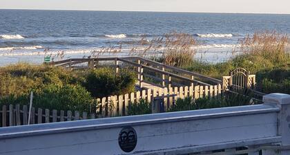 Charming family vacation cottage, close to the beach on Isle of Palms.
