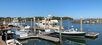 Charming family vacation cottage, close to the beach on Isle of Palms. 