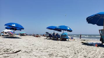 Nær stranden, solsenger og strandhåndklær