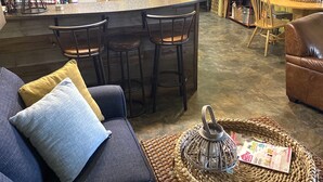 Un salon confortable avec un canapé, une table basse et un coin cuisine doté d’un bar.
