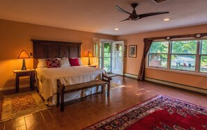 3 bedrooms, desk, iron/ironing board, WiFi