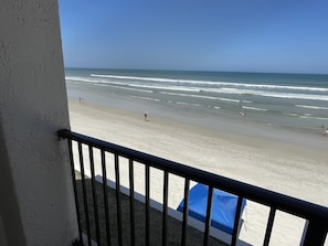 Un balcon avec vue sur la plage.