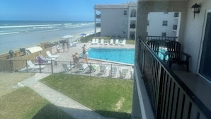 Un balcone con vista su piscina e spiaggia.