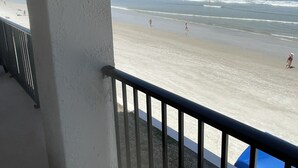 Un balcone con vista sulla spiaggia.
