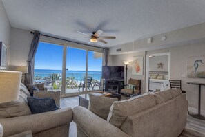 Televisie, een dvd-speler en een stereo