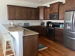 冰箱、微波炉、烤箱、炉灶