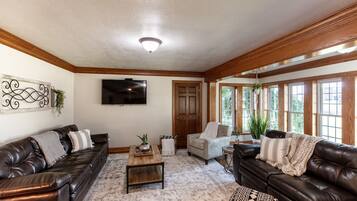 Een smart-tv en boeken