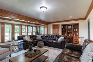 Smart TV, books - Kingsway Guesthouse. Come, relax, and enjoy your time in Amish country! (Millersburg)