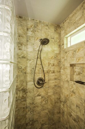 Douche, sèche-cheveux, serviettes fournies, savon