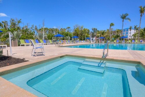 BLUE / GREEN PARADISE WITH A PRIVATE BEACH!!!