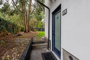 Exterior detail - Modern King-Size Guest Suite (Burnaby)