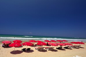 Plage, chaises longues, serviettes de plage