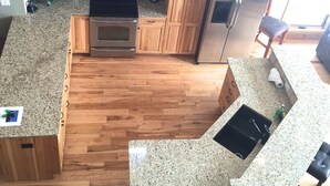 Una cocina con armarios de madera, un refrigerador de acero inoxidable, un microondas y un horno doble.