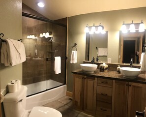 Combined shower/bathtub, jetted bath, hair dryer, towels - Luxury Golf Course Getaway – Minutes from Downtown & Wildlife Galore! (Estes Park)