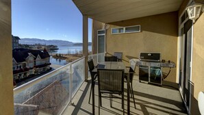 Outdoor dining - Waterfront Resort Condo Kelowna - Amazing Views! Great Downtown location (kelowna)