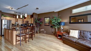 Living area - Waterfront Resort Condo Kelowna - Amazing Views! Great Downtown location (kelowna)
