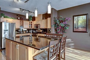 Private kitchen - Waterfront Resort Condo Kelowna - Amazing Views! Great Downtown location (kelowna)