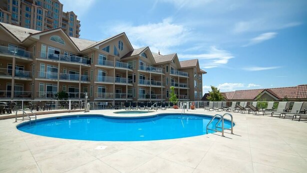 Pool - Waterfront Resort Condo Kelowna - Amazing Views! Great Downtown location (kelowna)