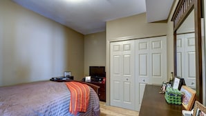 Room - Waterfront Resort Condo Kelowna - Amazing Views! Great Downtown location (kelowna)
