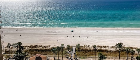 Alberca techada y alberca al aire libre