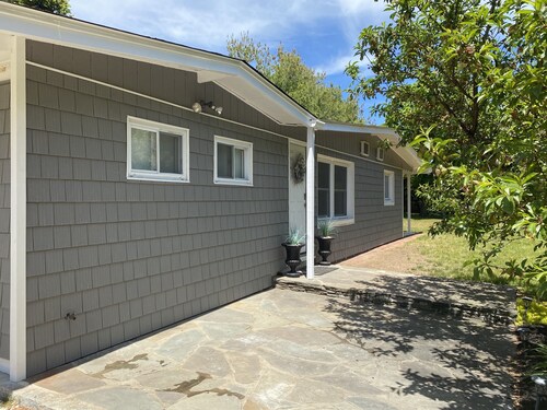 Cottage por el canal Shinnecock y 2 minutos a la playa de Meschutt!