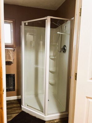 Shower, hair dryer, towels, toilet paper - Lakeside Cabin, Cozy Family Pet-Friendly, Beautiful Views, Free Dock & Boat Slip (Lake Almanor)