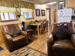 Smart TV, fireplace, DVD player, offices - Lakeside Cabin, Cozy Family Pet-Friendly, Beautiful Views, Free Dock & Boat Slip (Lake Almanor)