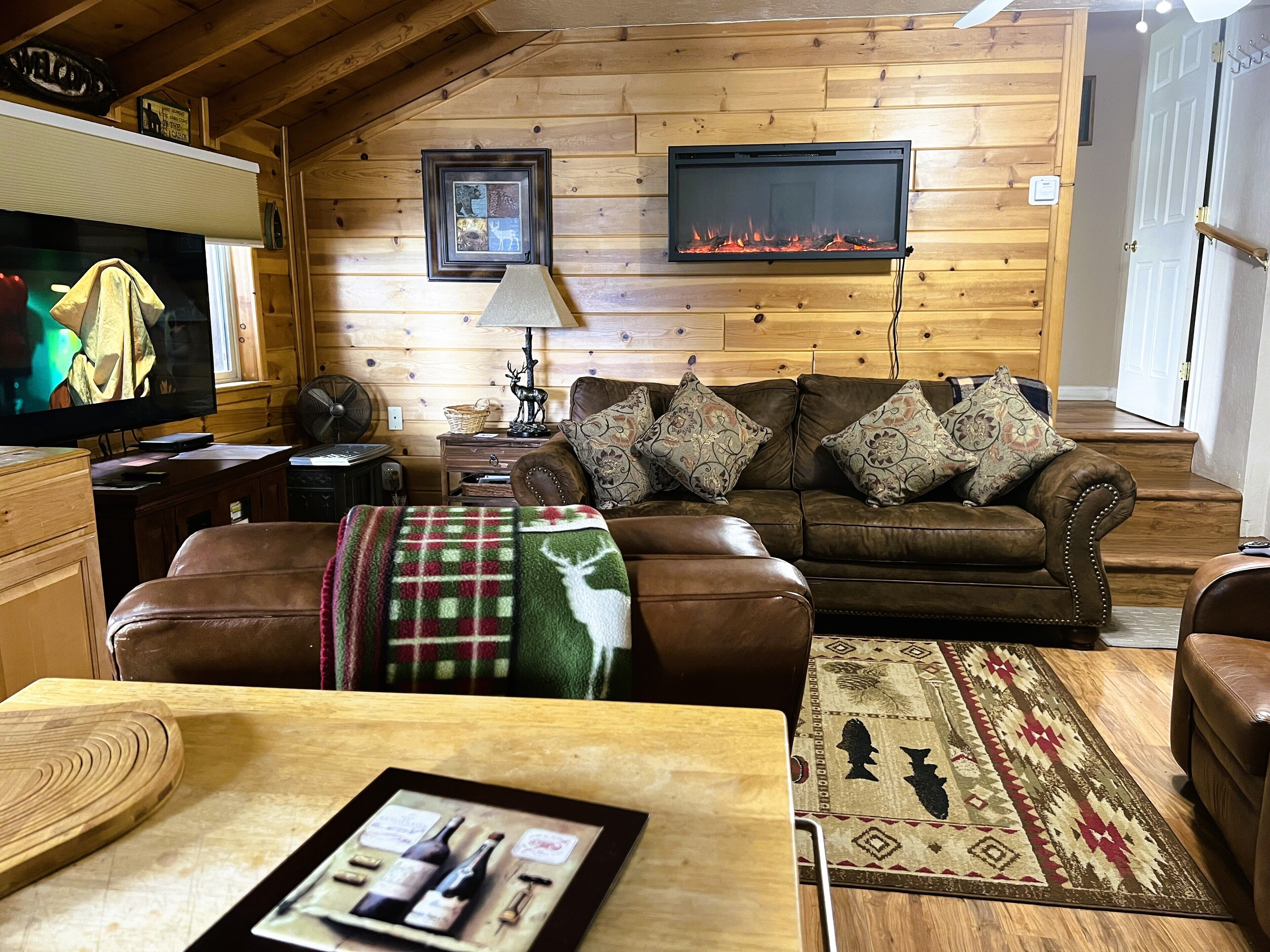 Una Smart TV, una chimenea, un reproductor de DVD, una oficina