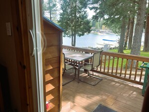Outdoor dining - Lakeside Cabin, Cozy Family Pet-Friendly, Beautiful Views, Free Dock & Boat Slip (Lake Almanor)