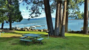 Outdoor dining - Lakeside Cabin, Cozy Family Pet-Friendly, Beautiful Views, Free Dock & Boat Slip (Lake Almanor)