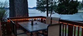Lakeside Cabin, Cozy Family Pet-Friendly, Beautiful Views, Free Dock & Boat Slip