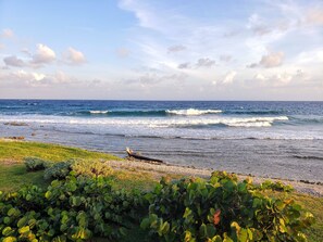 On the beach, beach towels - Coral Ridge House entire house - Beautiful oceanfront location!!! (Utila)
