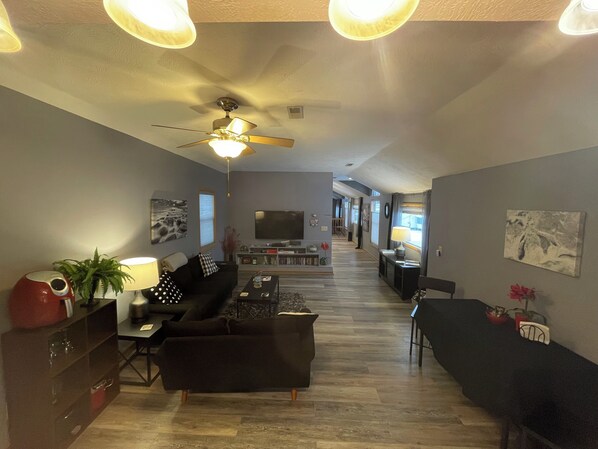 TV connectée, cheminée, lecteur de DVD, livres