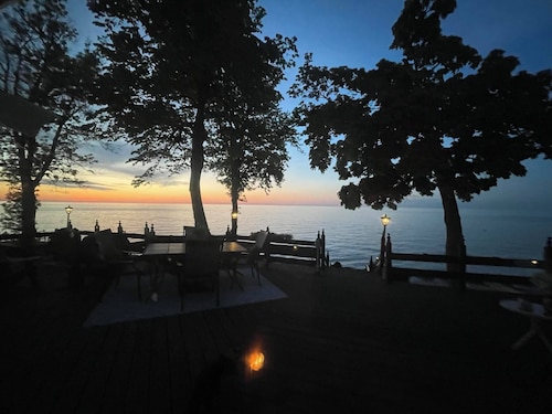 LAKEFRONT LOFT-PERFECT COUPLES GETAWAY--rent 2 get 3rd free-until April 1- ask!