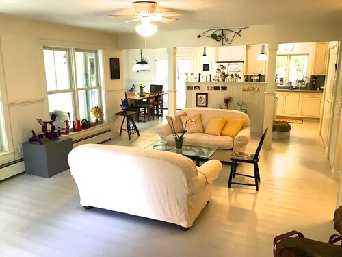 Beautiful And Spacious New Cottage In Charming Village Of Bayside 