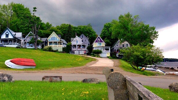 Une rangée de maisons avec un chemin menant à un quai.