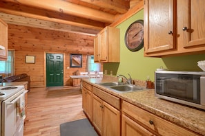 Coffee/tea maker, fridge, microwave, oven - Blue Rose Cabins - Oleander Cabin (Logan)