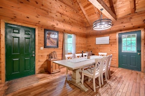 Dining - Blue Rose Cabins - Oleander Cabin (Logan)